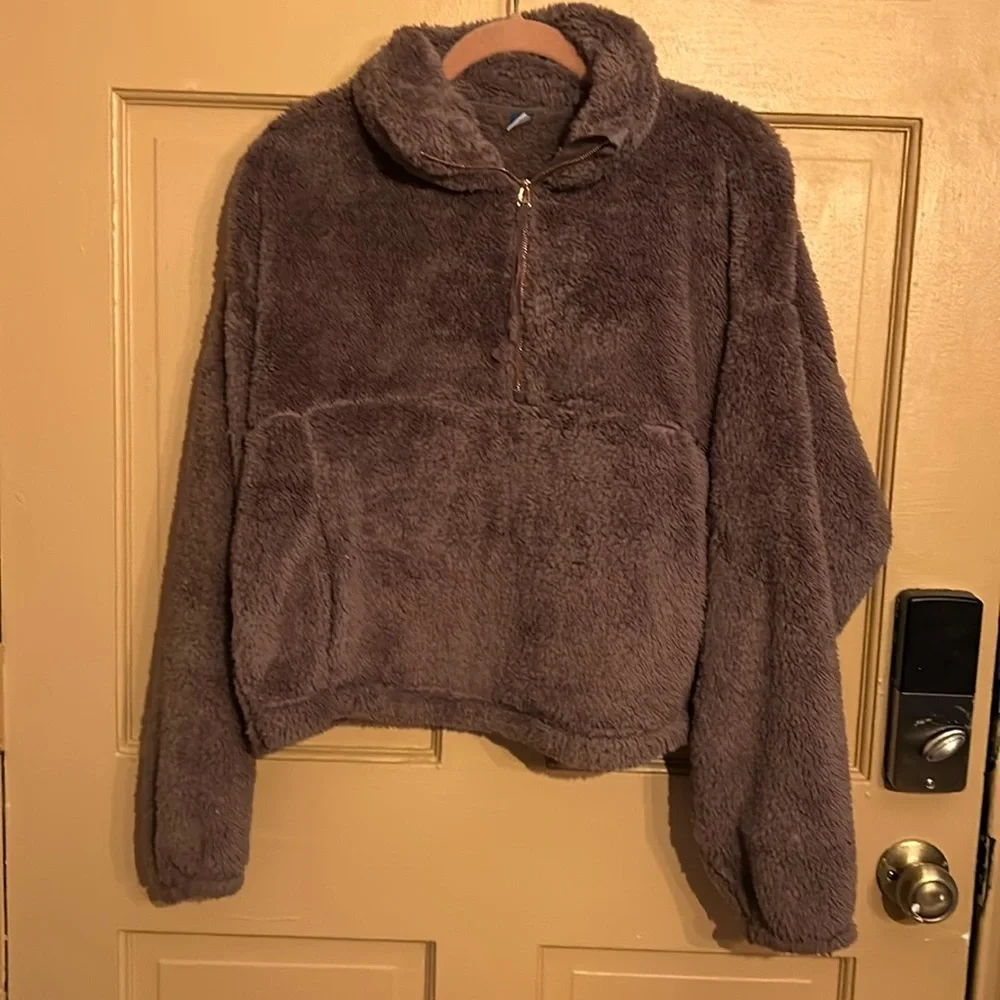 Old Navy fluffy pullover top size Med